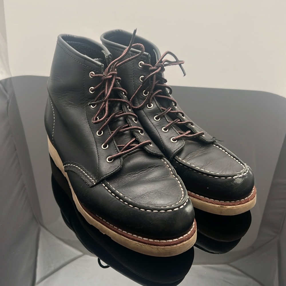 Red Wing Shoes — 6-INCH CLASSIC MOC
WOMEN'S SHORT BOOT IN BLACK size 9.5